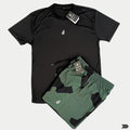 Conjunto de roupas esportivas masculinas com camiseta preta e bermuda verde camuflada